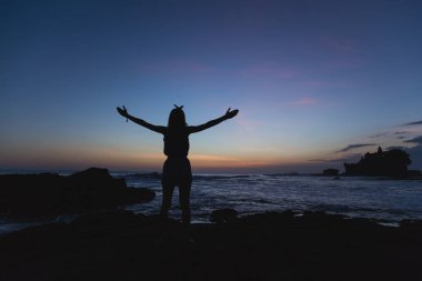 Kollarını geniş açık okyanus zevk kız.