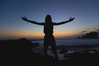 Kollarını geniş açık okyanus zevk kız.