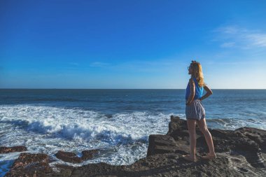 Okyanus tropikal görünüm sahne zevk kız.