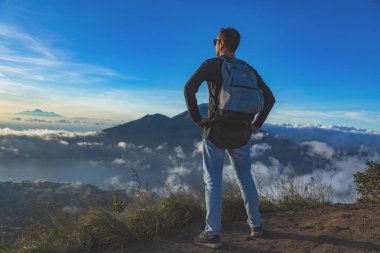 Adam fiyatı Mt. Batur, Bali, Endonezya için uzak manzara seyir.
