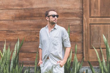 Kamera önünde poz yakışıklı genç.