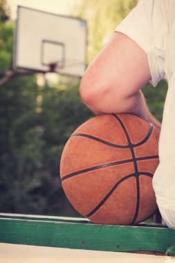 Basketbol topu ve ufuk spor Bahçesi ile oyuncu.