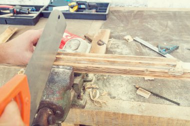 Ham gemide çalışan marangoz / ahşap.