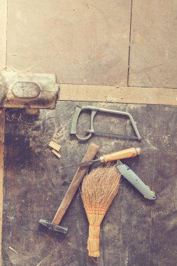 Carpenter'ın küçük çalışma araçları tozlu bir tablo.