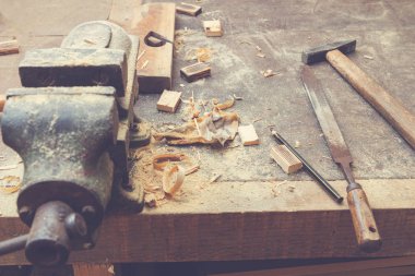 Carpenter'ın küçük çalışma araçları tozlu bir tablo.