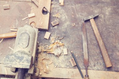 Carpenter'ın küçük çalışma araçları tozlu bir tablo.