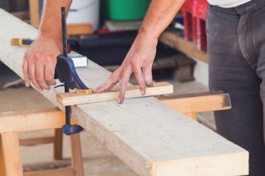 Marangoz usign kelepçe garajında ham tahta üzerinde.