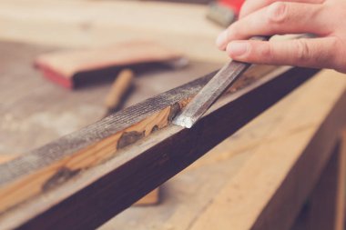 Erkek marangoz ham ahşap üzerine çalışma / panoları / plank.