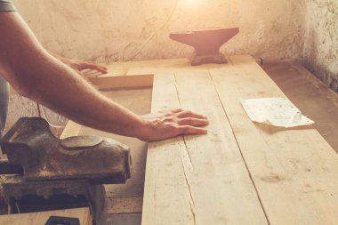 Garajda ham bir tahta üzerinde marangoz.