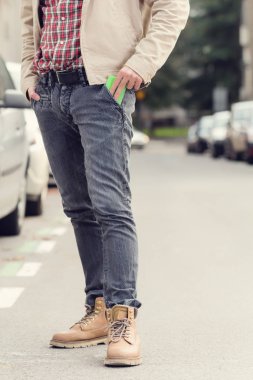 Yaptırmayı / cep telefonu / cep içine koyarak adam.