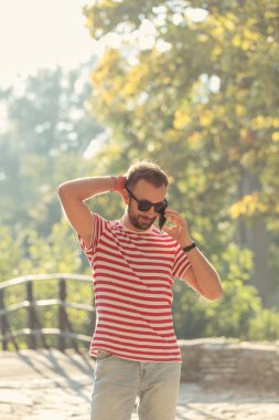 Park telefonda konuşan genç adam.