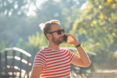 Park telefonda konuşan genç adam.