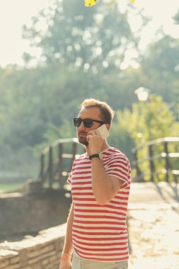 Park telefonda konuşan genç adam.