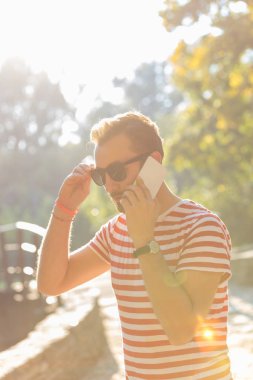 Park telefonda konuşan genç adam.