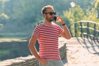 Park telefonda konuşan genç adam.
