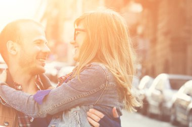 Aşk hikayesi kavramı. Street tatlı güzel çift