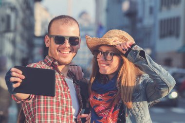 Aşk hikayesi kavramı. Street tatlı güzel çift