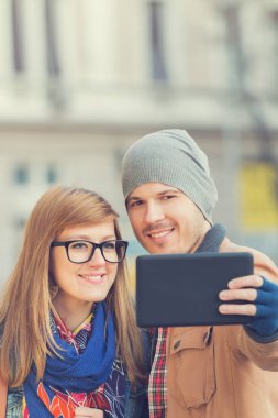 Aşk hikayesi kavramı. Street tatlı güzel çift