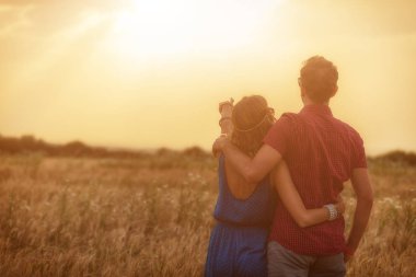 Bir çift buğday tarlasında eğleniyor..