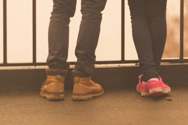 Genç çift / çift ayakta sokakta.