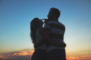 Genç çift açık havada alanında zevk.