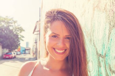 Açık havada poz ve yaz zevk şirin kız.