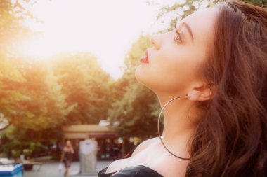 Şık genç kadın açık havada