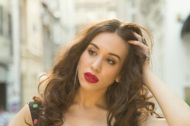 Açık havada poz ve yaz zevk şirin kız.