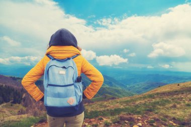 Doğanın keyfini ve ücretsiz duygu genç kadın.