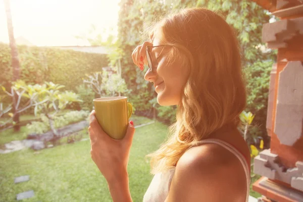 女孩喝咖啡 茶和享受日出 日落在花园里 — 图库照片