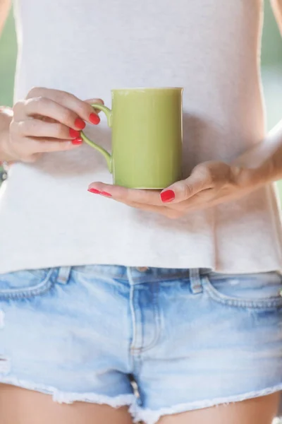 カップを置く少女 茶コーヒー 一方で フィールドの浅い深さ — ストック写真