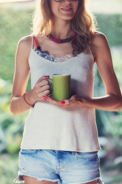 Egy Csésze Tartó Lány Tea Kávé Szabadban Sekély Mélységélesség Másrészről — Stock Fotó