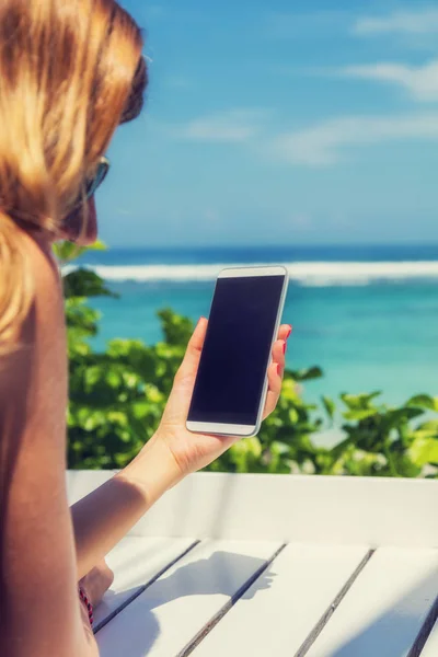 Chica Usando Teléfono Celular Una Playa Tropical Exótica — Foto de Stock