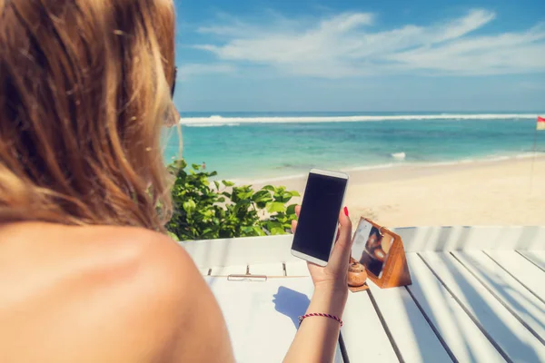 Chica Usando Teléfono Celular Cafetería Una Playa Tropical Exótica — Foto de Stock