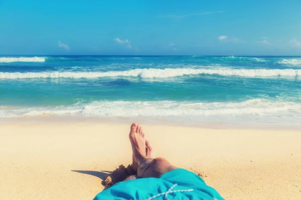 Mann Genießt Strand Fokus Liegt Auf Den Füßen — Stockfoto