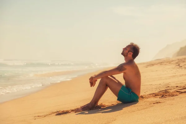 Hombre Disfrutando Playa Tropical Exótica Vacía —  Fotos de Stock