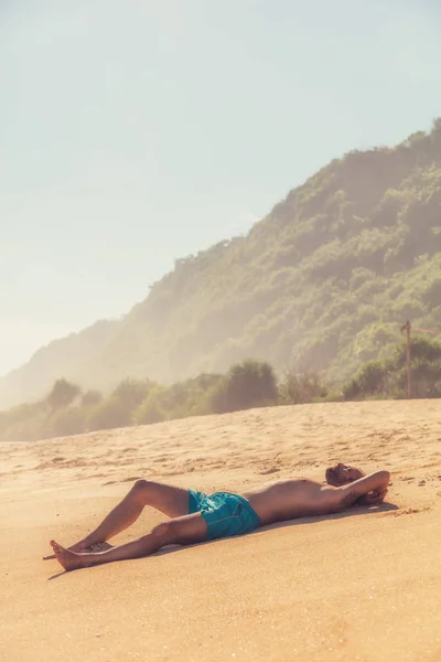 Hombre Disfrutando Playa Tropical Exótica Vacía — Foto de Stock