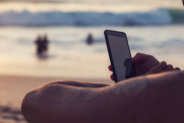 Hombre Usando Celular Una Playa Tropical Exótica —  Fotos de Stock