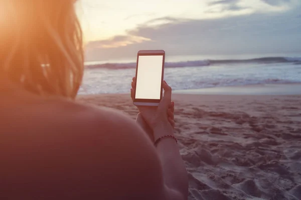 Дівчина Використовує Мобільний Телефон Тропічному Екзотичному Пляжі — стокове фото