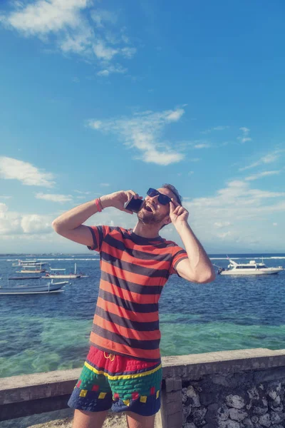 Hombre Joven Usando Teléfono Celular Teléfono Inteligente Cerca Del Océano —  Fotos de Stock