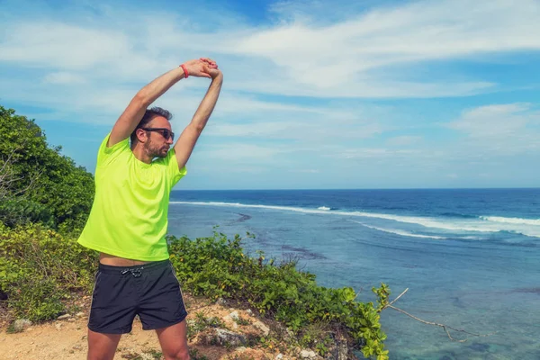 Stretching Dopo Jogging Esercizio Sulla Riva Del Mare Oceano — Foto Stock