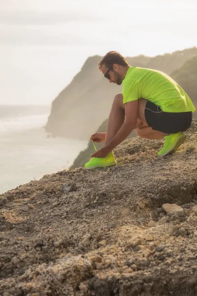 Atando Zapatillas Correr Correr Acantilado Cerca Del Mar Océano —  Fotos de Stock