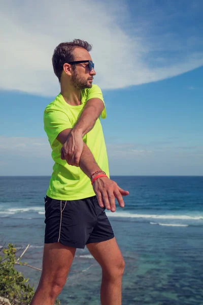 Stretching Dopo Jogging Esercizio Sulla Riva Del Mare Oceano — Foto Stock