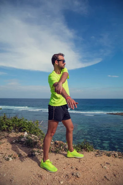 Stretching Dopo Jogging Esercizio Sulla Riva Del Mare Oceano — Foto Stock