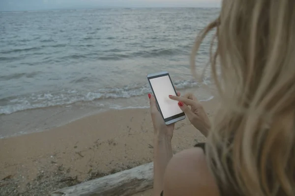 Chica Usando Teléfono Celular Una Playa Tropical Exótica — Foto de Stock