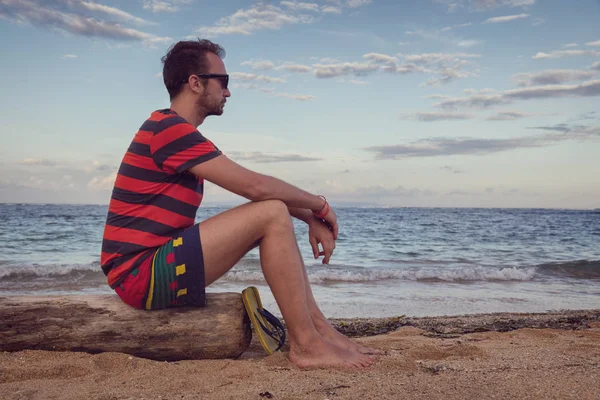 Hombre Disfrutando Playa Tropical Exótica Vacía — Foto de Stock