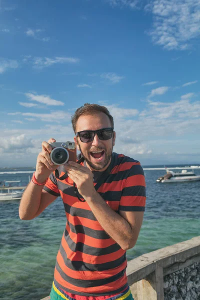Hombre Disfrutando Del Verano Con Cámara Retro Mar Océano — Foto de Stock