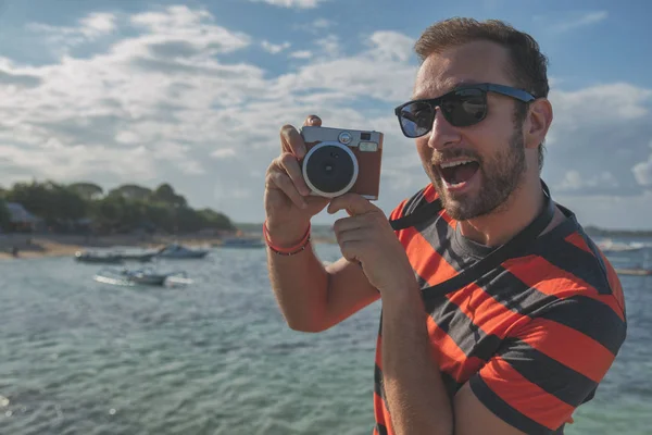 Homme Profitant Été Avec Caméra Rétro Sur Mer Océan — Photo