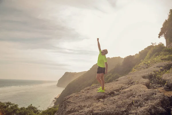 Sucesso Homem Depois Correr Exercitar Precipício Perto Mar Oceano — Fotografia de Stock