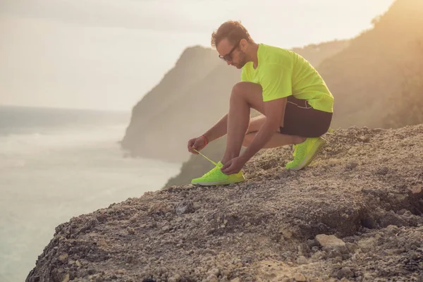 Binde Løbende Jogging Sneakers Klippe Nær Havet Havet - Stock-foto